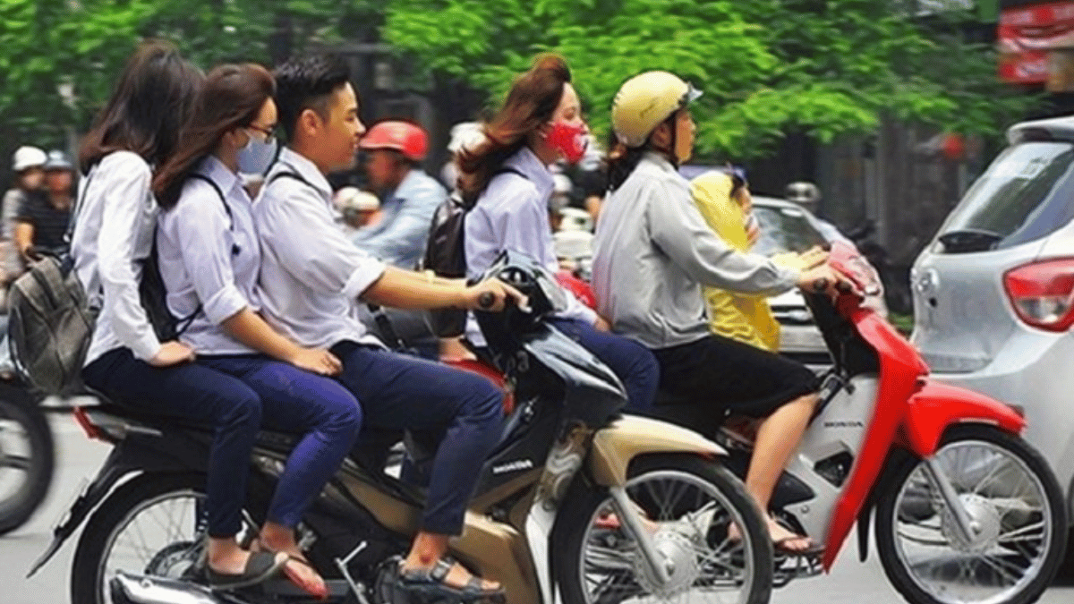 Giao xe máy cho con đi học, phụ huynh bị CSGT phạt nặng