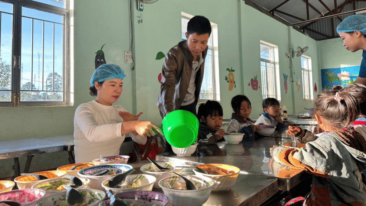 Bữa sáng giữ chân học trò nghèo