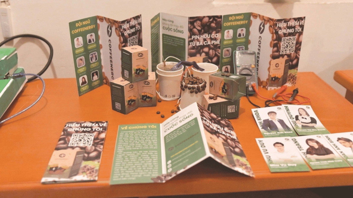 Sinh viên làm pin từ bã cà phê