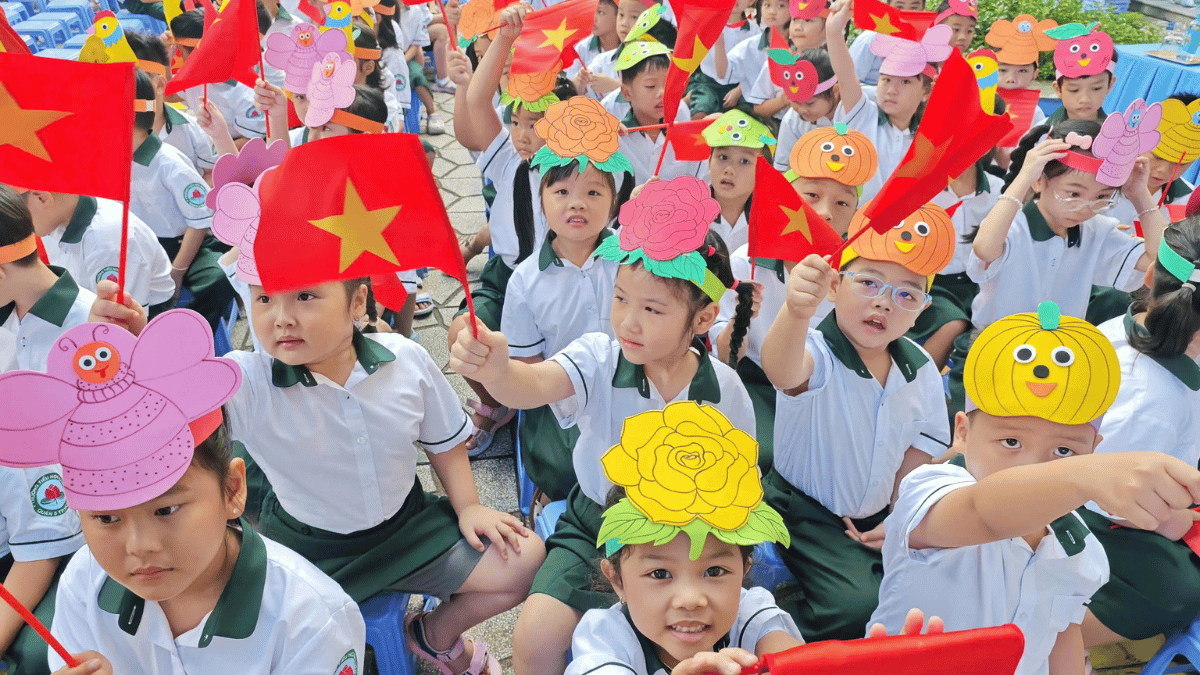 TP.HCM: Sẽ hỗ trợ tiền học kỹ năng sống, ngoại ngữ, bơi… cho học sinh yếu thế