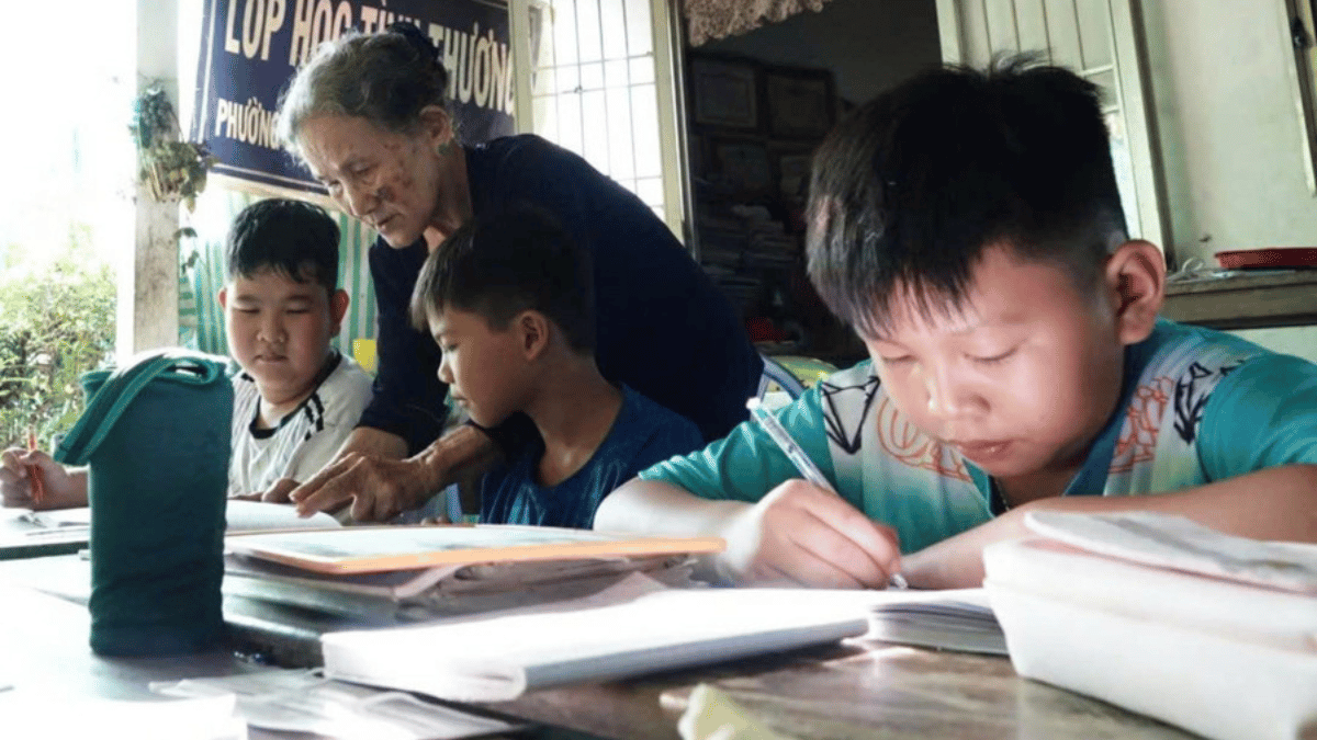 Cô giáo hơn 30 năm miệt mài xóa mù chữ cho trẻ em nghèo